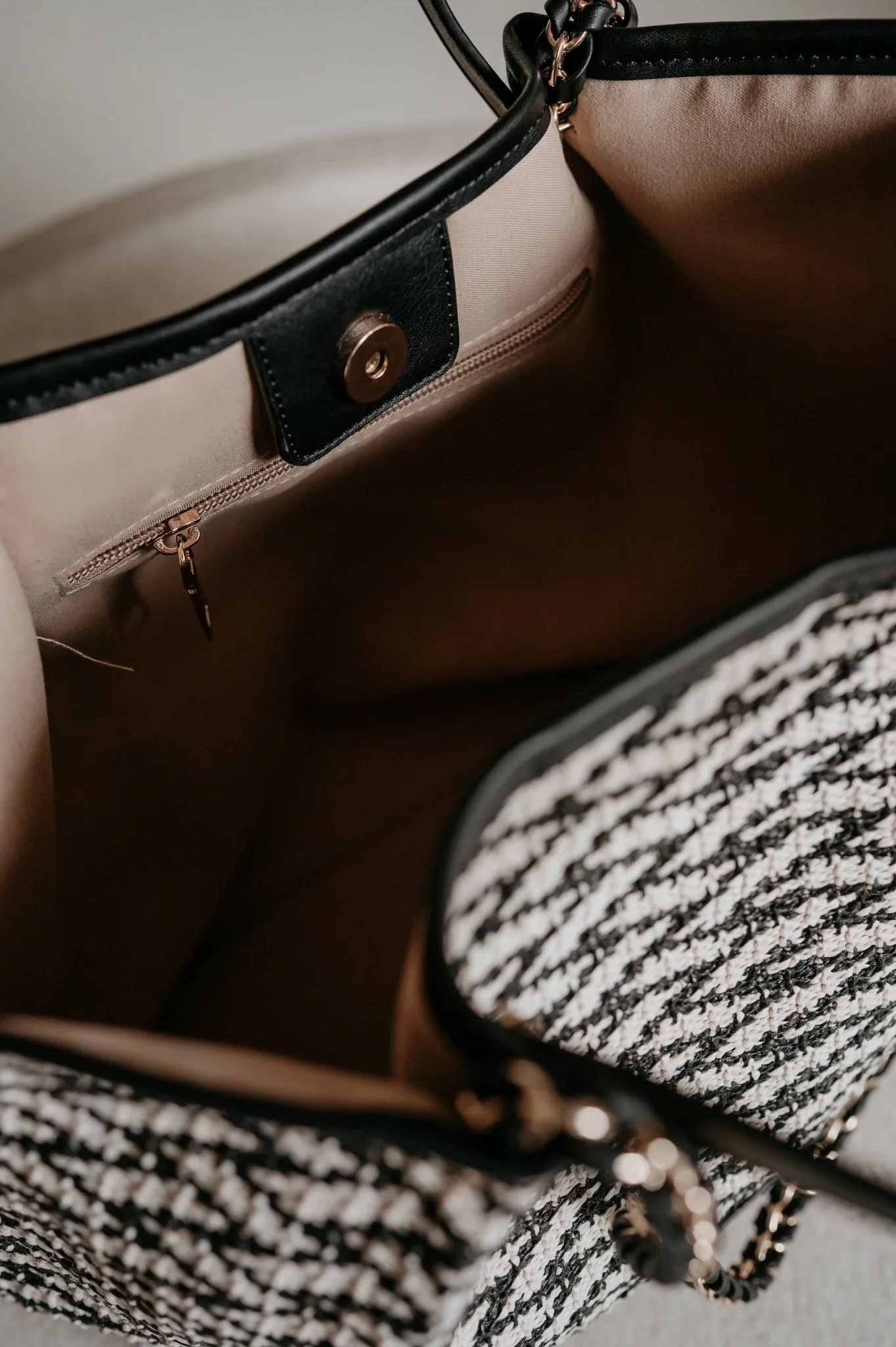 Zinudi handbag I Black - Image 10