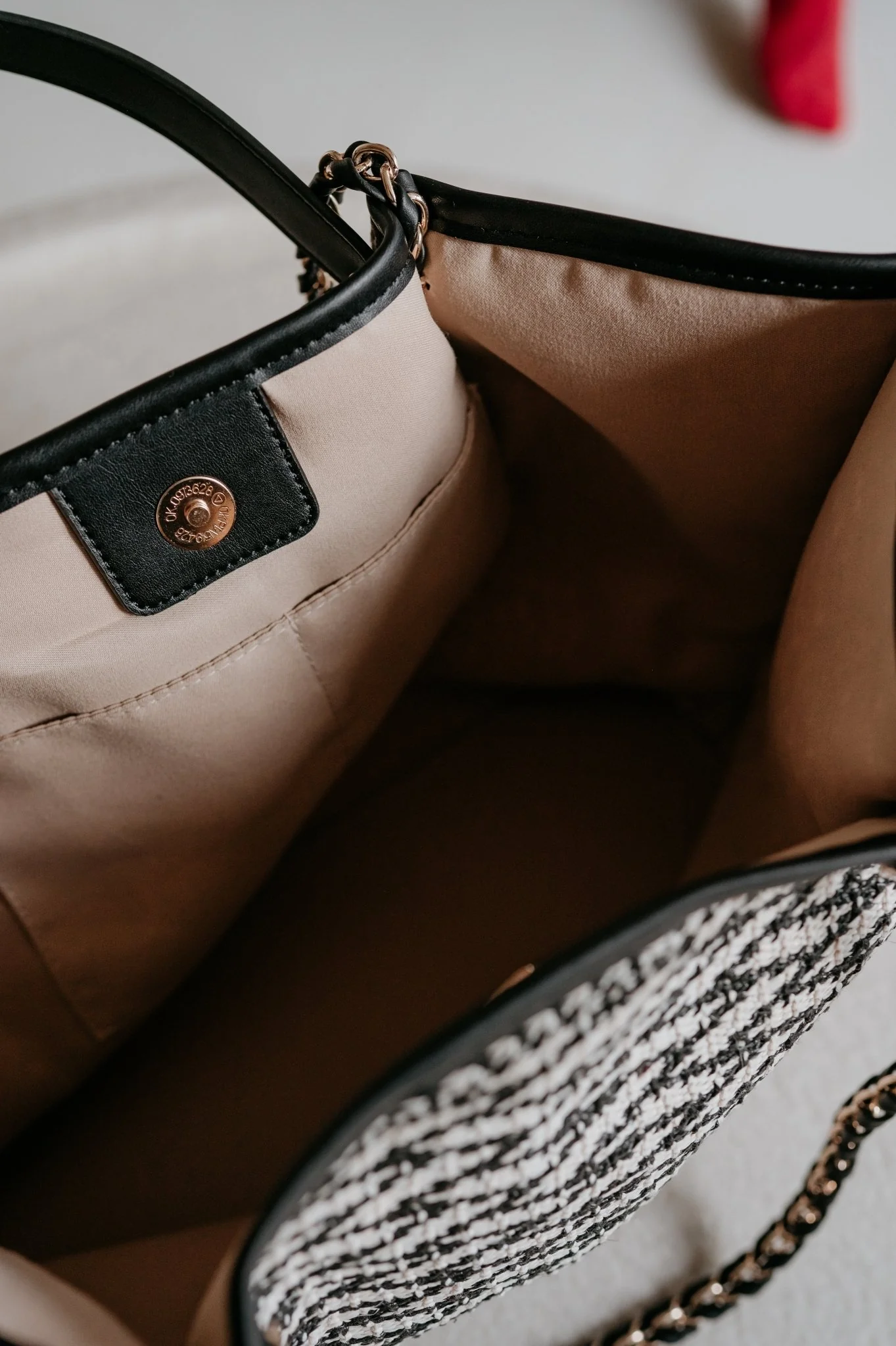 Zinudi handbag I Black - Image 11