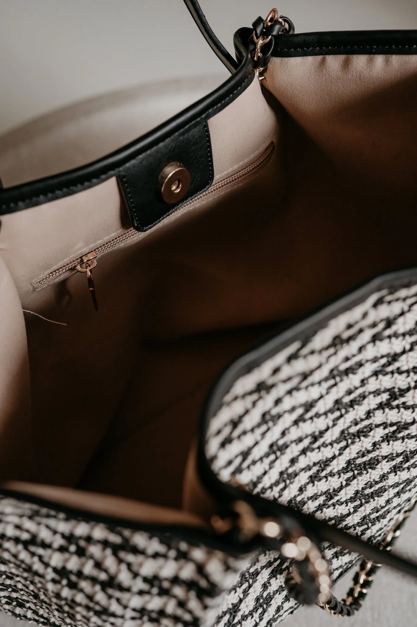 Zinudi handbag I Black - Image 9